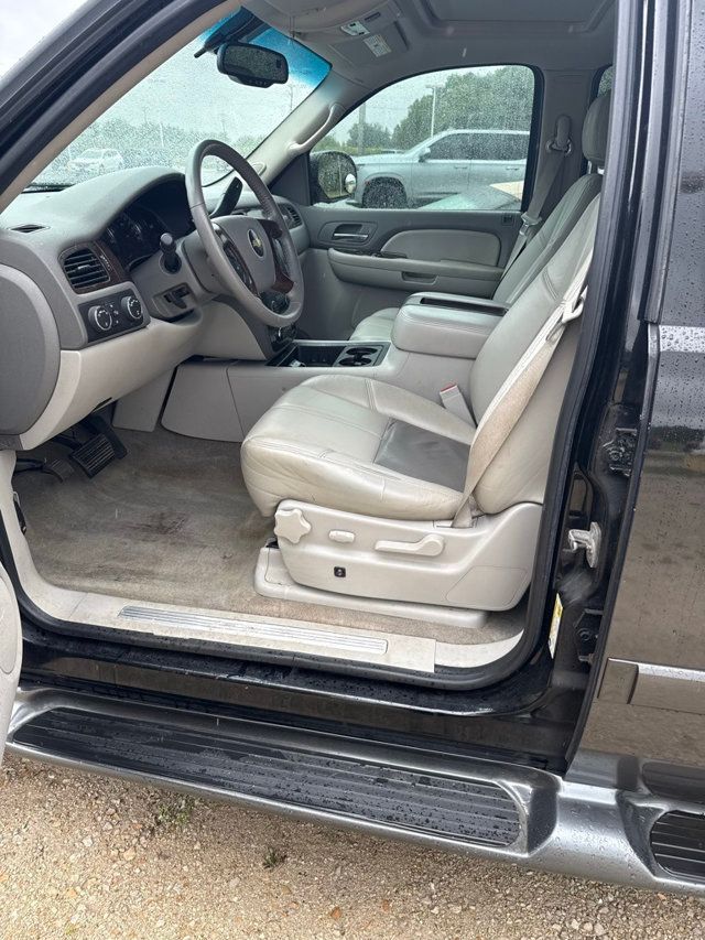 2008 Chevrolet Avalanche LT photo 3