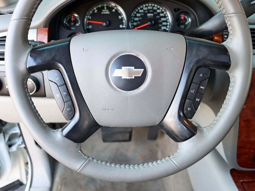 2008 Chevrolet Suburban 1500 LTZ photo 13