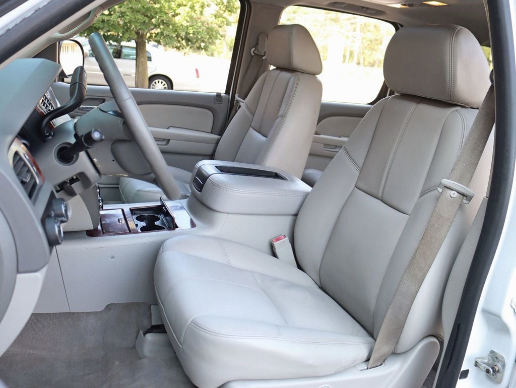 2008 Chevrolet Suburban 1500 LTZ photo 19