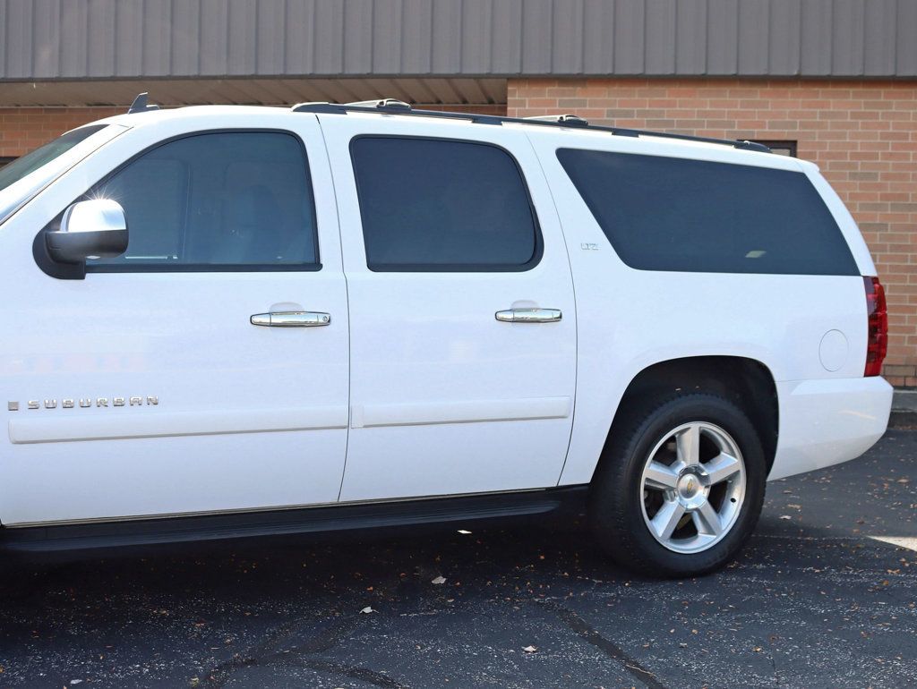 2008 Chevrolet Suburban 1500 LTZ photo 2