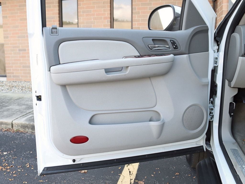 2008 Chevrolet Suburban 1500 LTZ photo 25