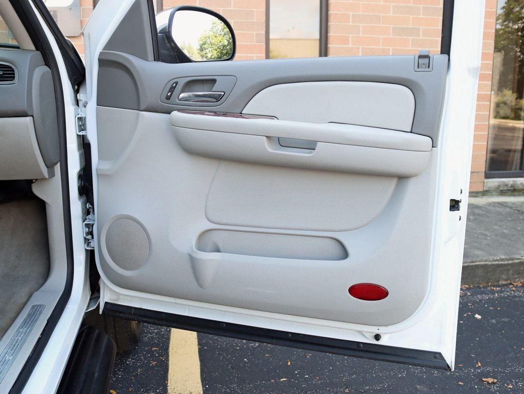 2008 Chevrolet Suburban 1500 LTZ photo 27