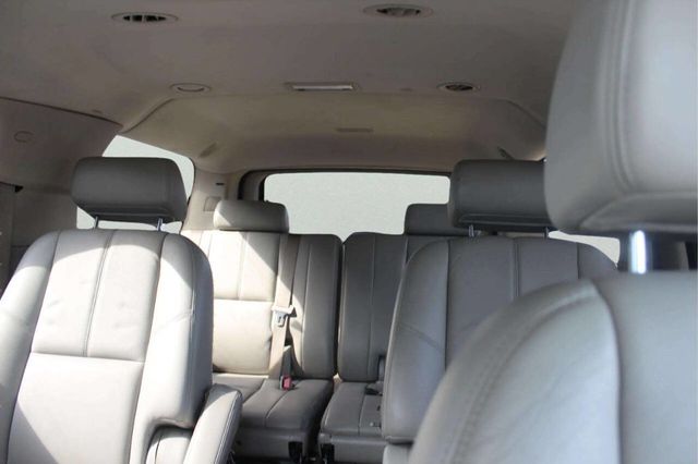 2008 Chevrolet Suburban LT 4x4 4dr SUV - 23014133 - 9