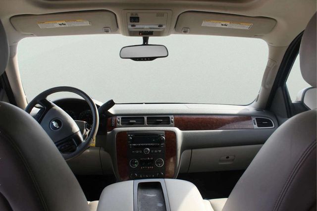 2008 Chevrolet Suburban LT 4x4 4dr SUV - 23014133 - 7