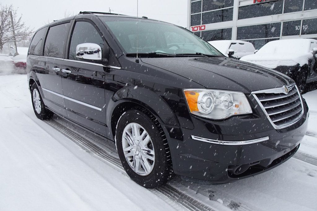 2008 Chrysler Town & Country Limited photo 2