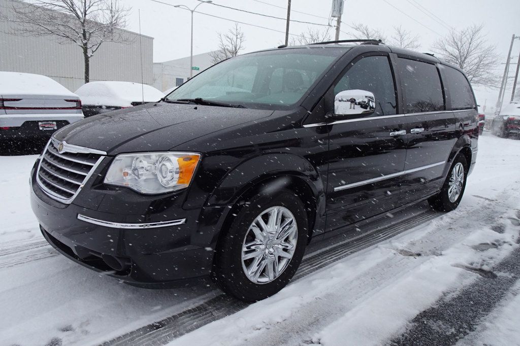 2008 Chrysler Town & Country Limited photo 4