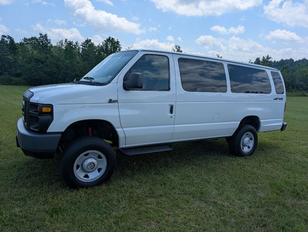 2008 Ford E-350 photo 2