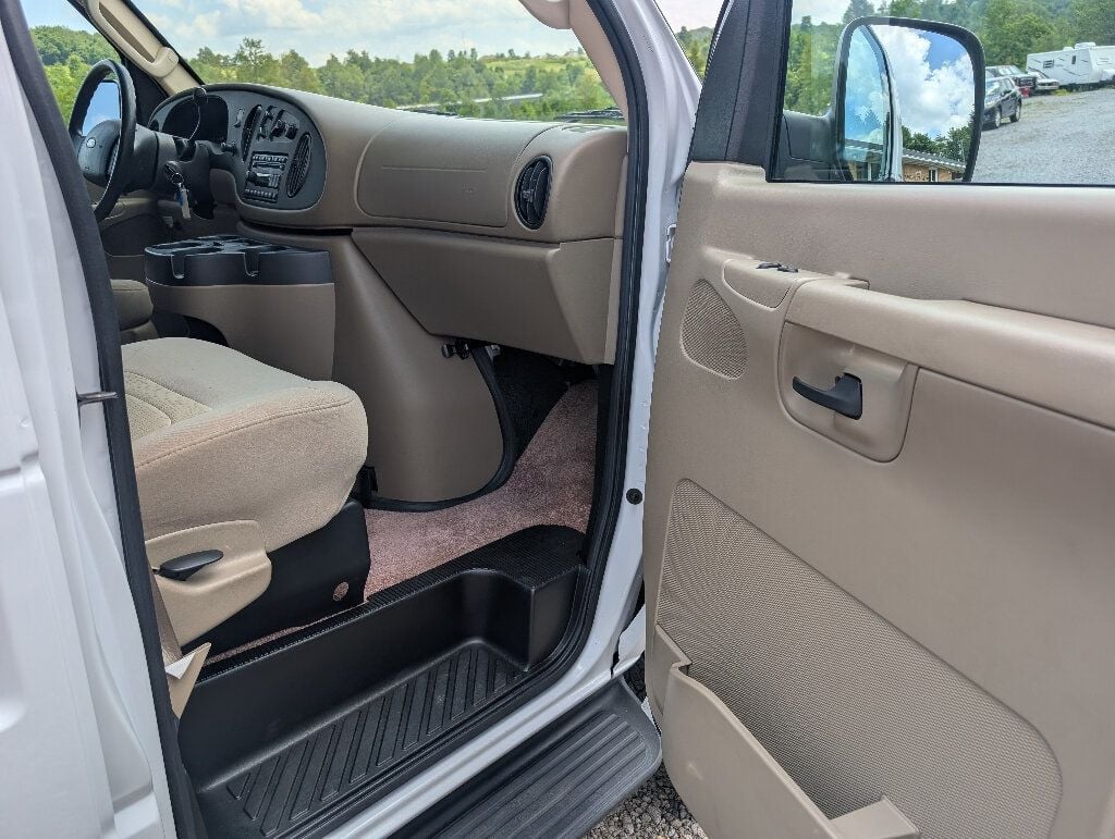2008 Ford E-350 photo 23