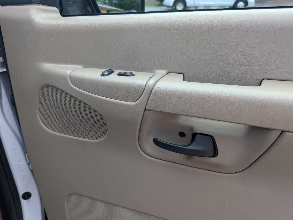 2008 Ford E-350 photo 25