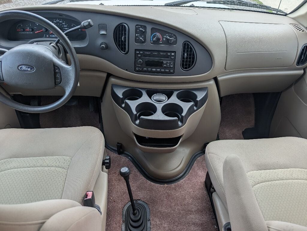 2008 Ford E-350 photo 26