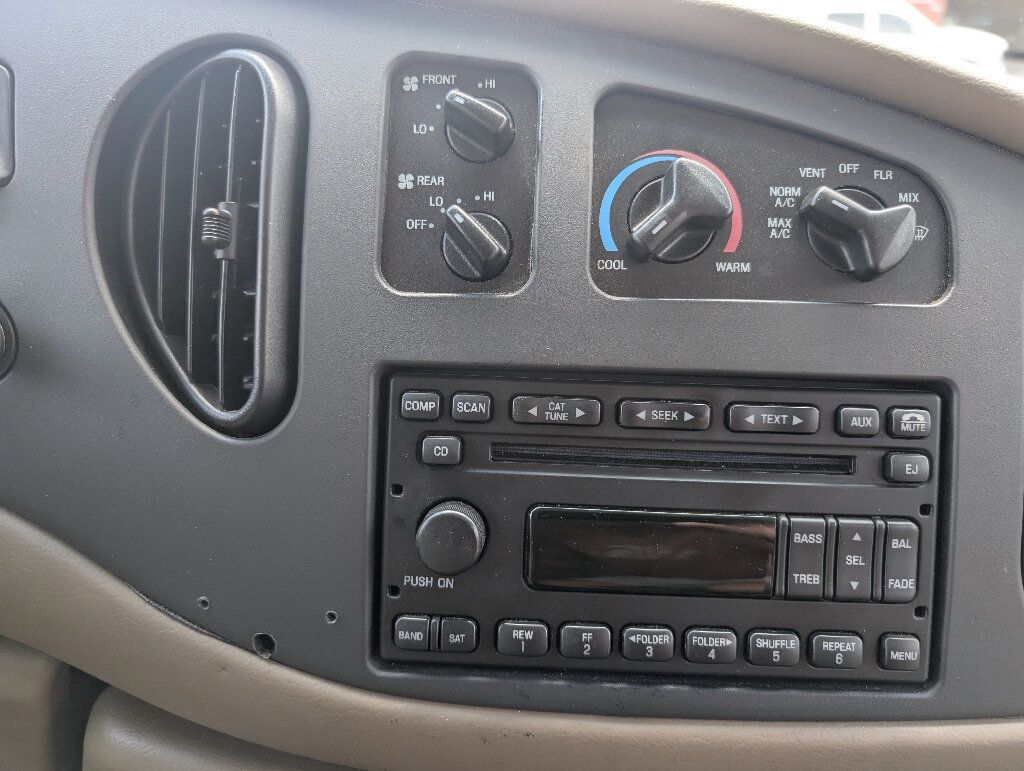 2008 Ford E-350 photo 27