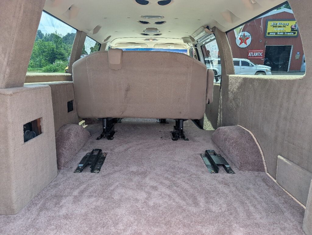 2008 Ford E-350 photo 32