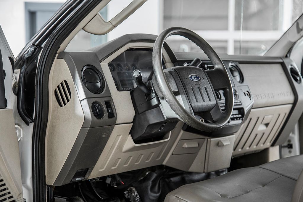 2008 Ford Super Duty F-450 DRW Cab-Chassis XL - 15403530 - 24