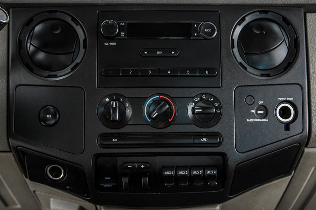 2008 Ford Super Duty F-450 DRW Cab-Chassis XL - 15403530 - 26