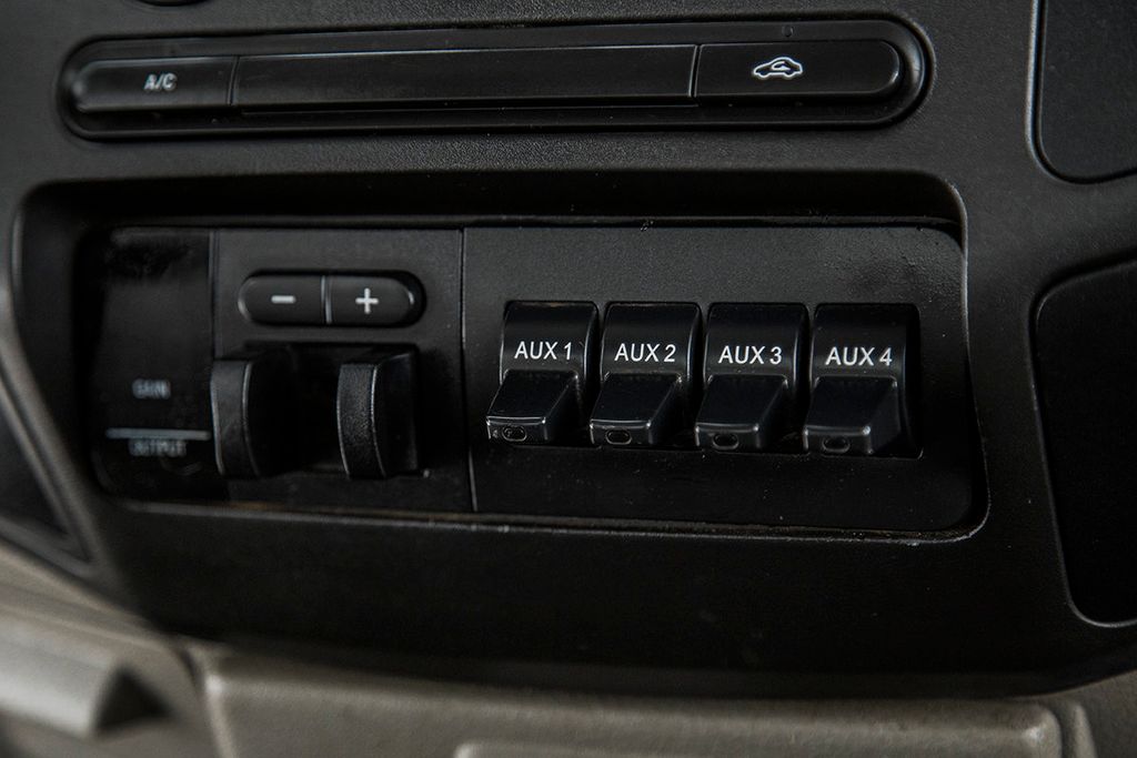 2008 Ford Super Duty F-450 DRW Cab-Chassis XL - 15403530 - 27