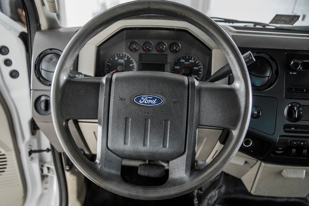 2008 Ford Super Duty F-450 DRW Cab-Chassis XL - 15403530 - 29