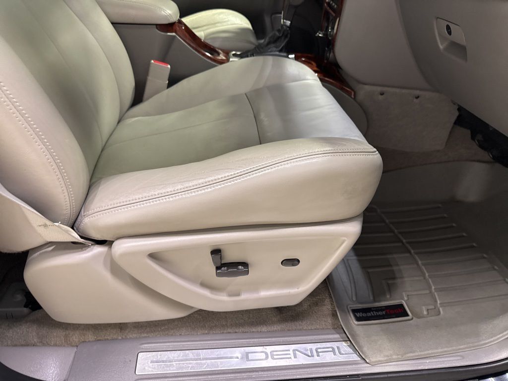 2008 GMC Envoy 2WD 4dr Denali - 23031661 - 38