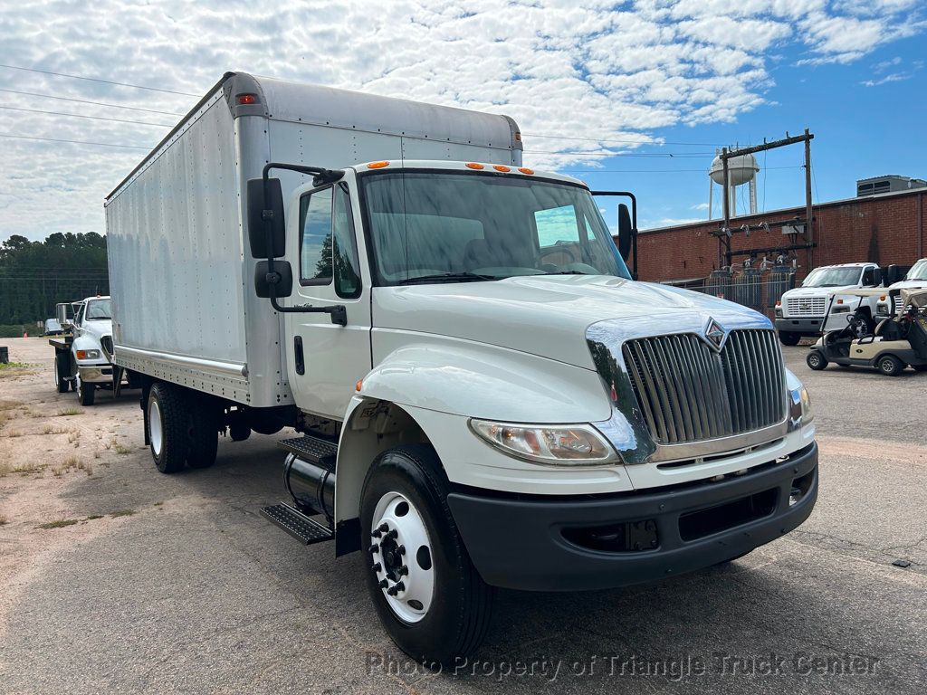 2008 International 4300 LONG BOX JUST 56k MILES! LIFT GATE! NON CDL AIR BRAKES! UNDER 26k GVW! BOX TRUCK - 22858775 - 2