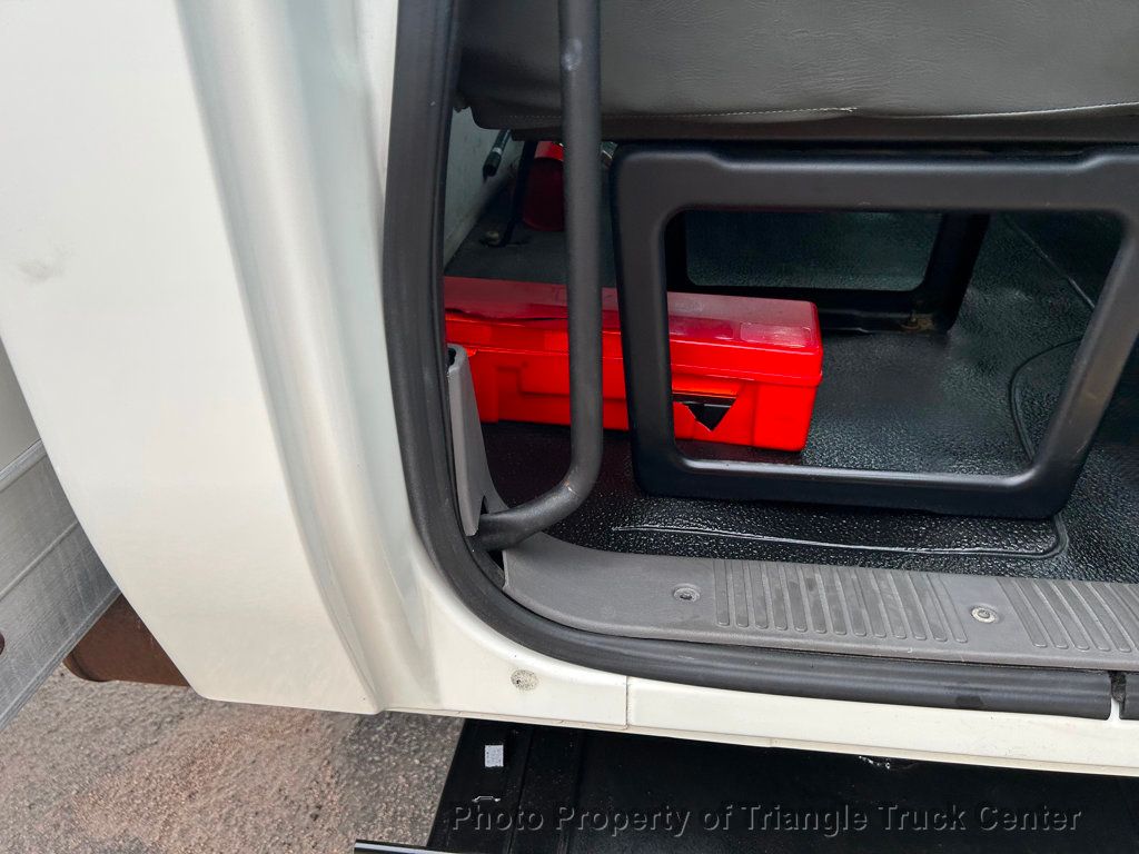 2008 International 4300 LONG BOX JUST 56k MILES! LIFT GATE! NON CDL AIR BRAKES! UNDER 26k GVW! BOX TRUCK - 22858775 - 31