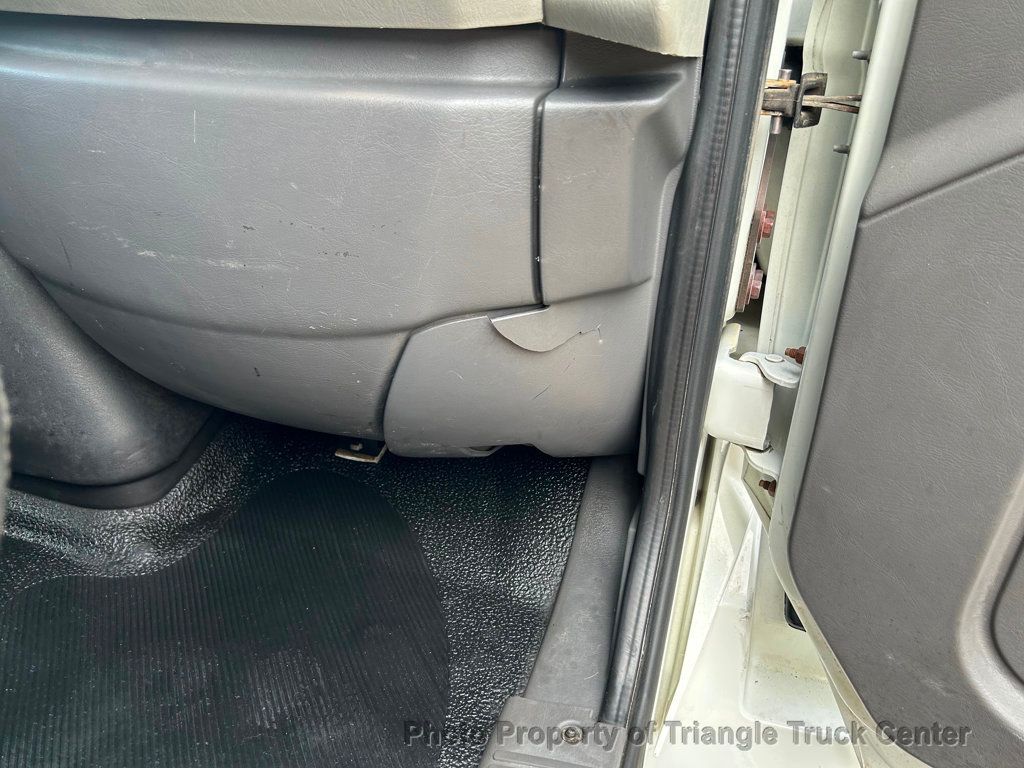 2008 International 4300 LONG BOX JUST 56k MILES! LIFT GATE! NON CDL AIR BRAKES! UNDER 26k GVW! BOX TRUCK - 22858775 - 81