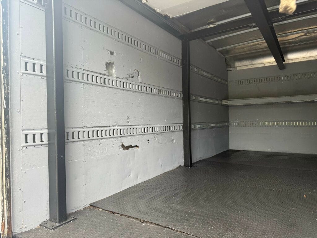 2008 Isuzu NRR 16 FOOT BOX TRUCK WITH LIFTGATE / SIDE DOOR FINANCING AVAILABLE - 22846774 - 29