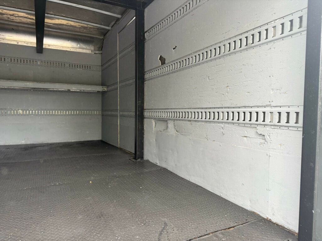 2008 Isuzu NRR 16 FOOT BOX TRUCK WITH LIFTGATE / SIDE DOOR FINANCING AVAILABLE - 22846774 - 30