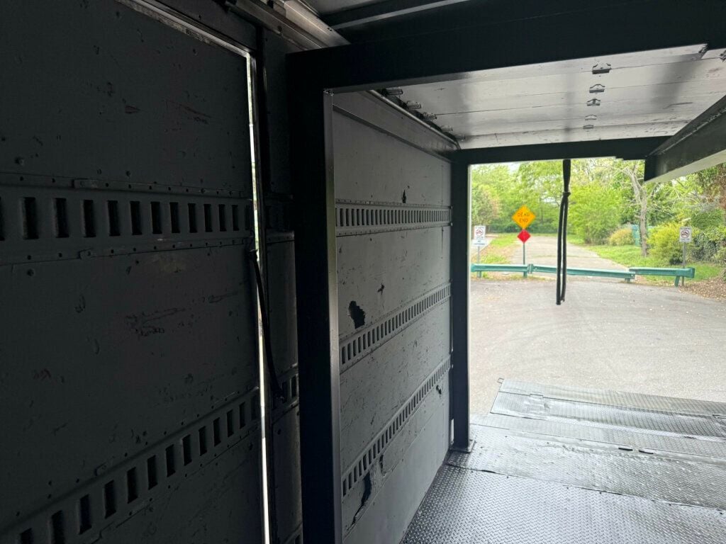 2008 Isuzu NRR 16 FOOT BOX TRUCK WITH LIFTGATE / SIDE DOOR FINANCING AVAILABLE - 22846774 - 36