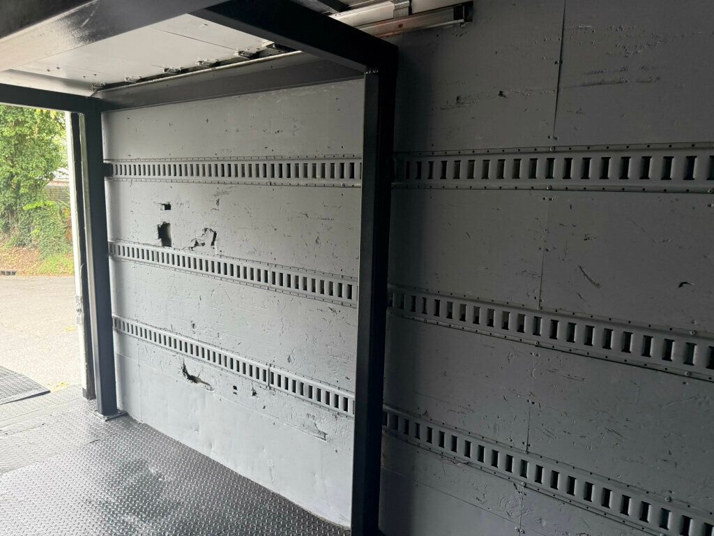 2008 Isuzu NRR 16 FOOT BOX TRUCK WITH LIFTGATE / SIDE DOOR FINANCING AVAILABLE - 22846774 - 37