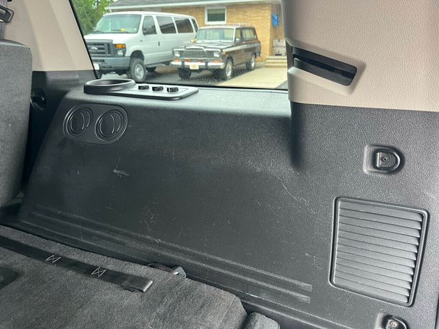 2008 Jeep Commander Classic Lifted Hemi 4x4 Limited 3rd row seat - 23030126 - 22