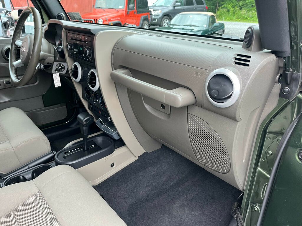 2008 Jeep Wrangler 2 Door Hard Top Automatic Sahara 4x4 - 23047419 - 37