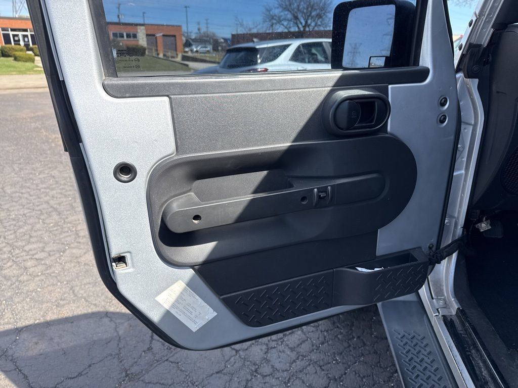 2008 Jeep Wrangler 4WD 2dr Sahara - 23005392 - 17