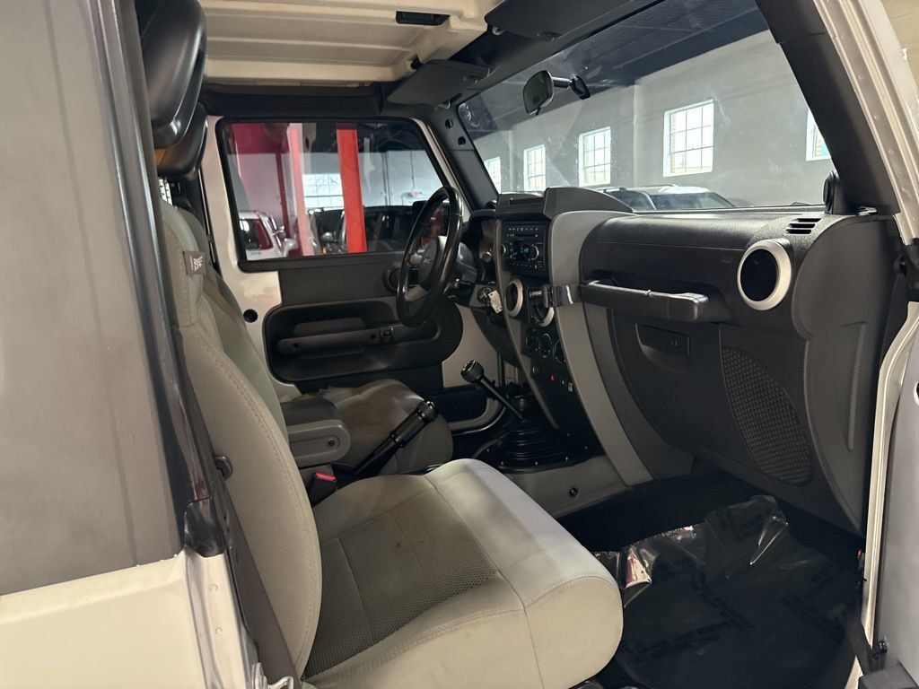2008 Jeep Wrangler 4WD 2dr Sahara - 23005392 - 25