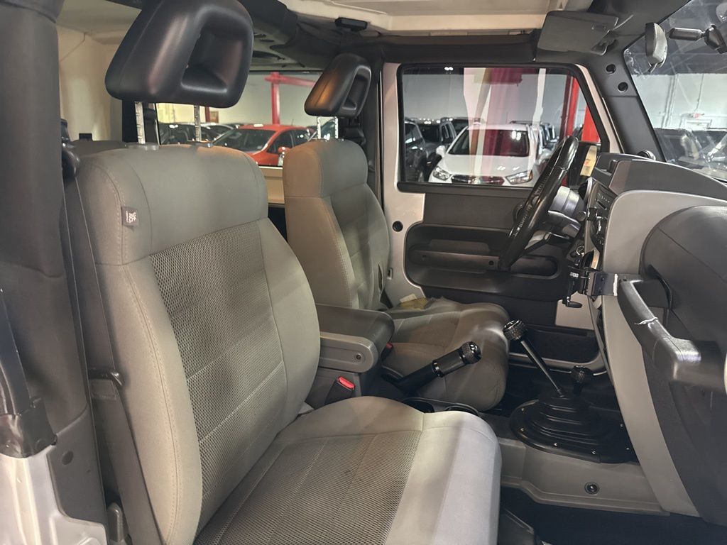 2008 Jeep Wrangler 4WD 2dr Sahara - 23005392 - 26