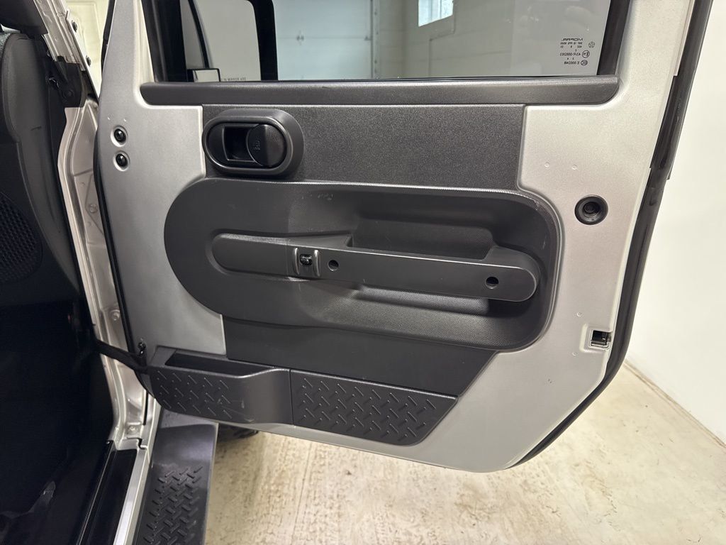 2008 Jeep Wrangler 4WD 2dr Sahara - 23005392 - 28