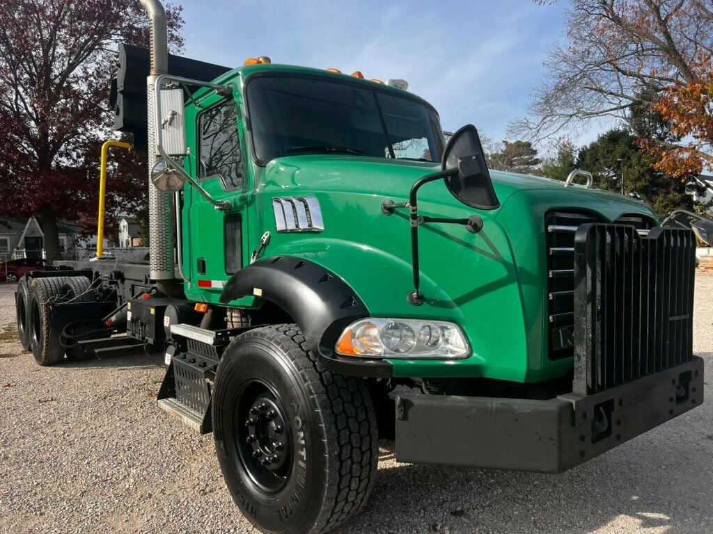 2008 Mack GU-800 ROLL OFF CONTAINER TRUCK TANDEM AXLE 53,000 ORIGINAL MILES - 20220634 - 1