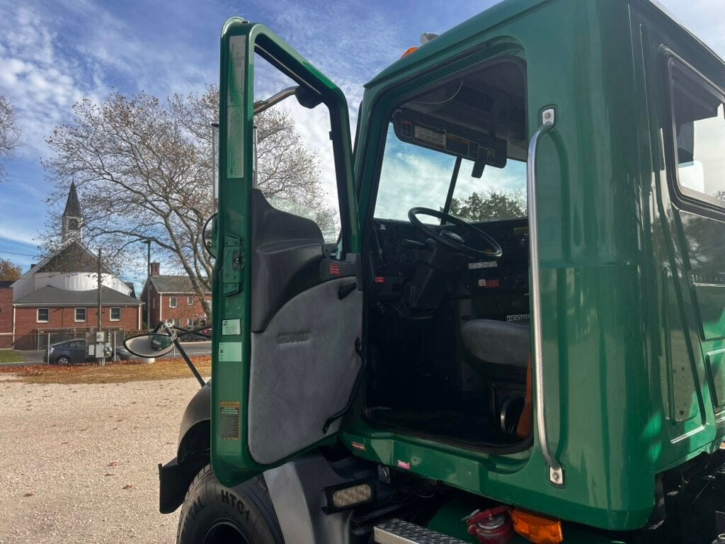 2008 Mack GU-800 ROLL OFF CONTAINER TRUCK TANDEM AXLE 53,000 ORIGINAL MILES - 20220634 - 8