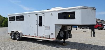 2008 Shadow 3 Horse Slant 7'6 Living Quarters with Slide