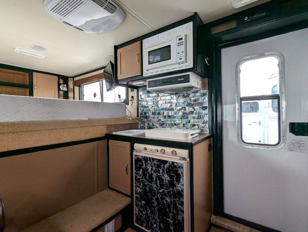 2008 Shadow 3 Horse Slant 7'6 Living Quarters with Slide  - 23033138 - 9