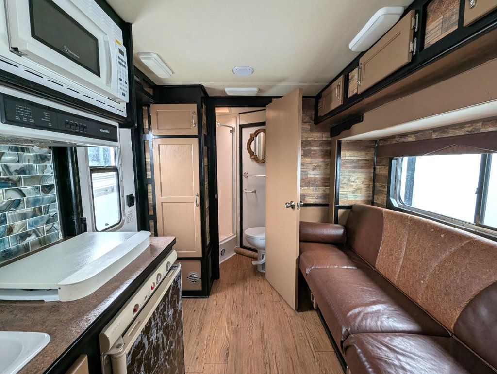 2008 Shadow 3 Horse Slant 7'6 Living Quarters with Slide  - 23033138 - 11