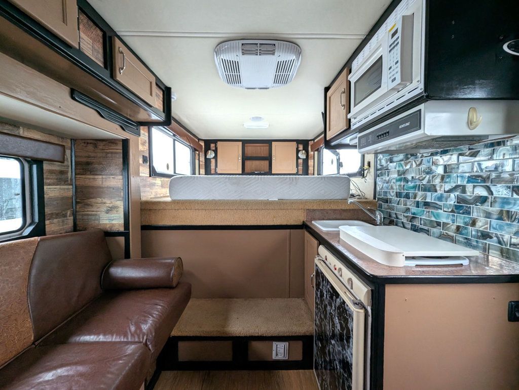 2008 Shadow 3 Horse Slant 7'6 Living Quarters with Slide  - 23033138 - 8