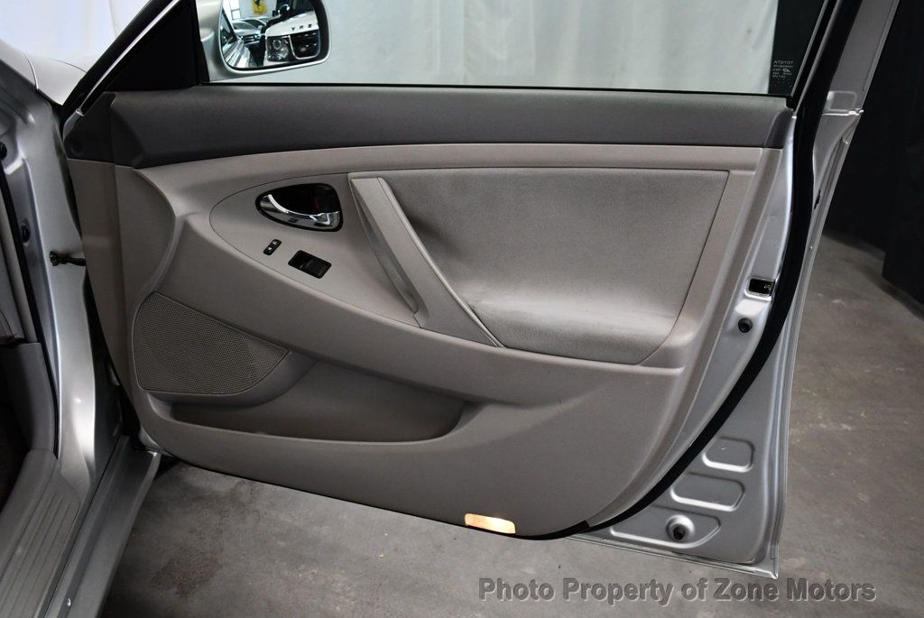 2008 Toyota Camry LE photo 28