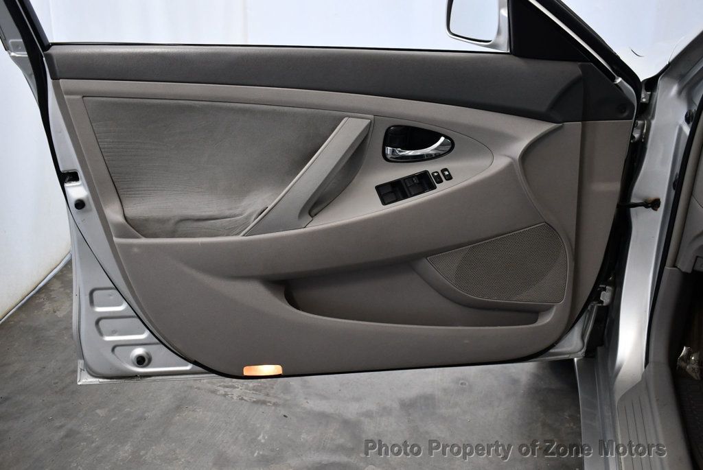 2008 Toyota Camry LE photo 29