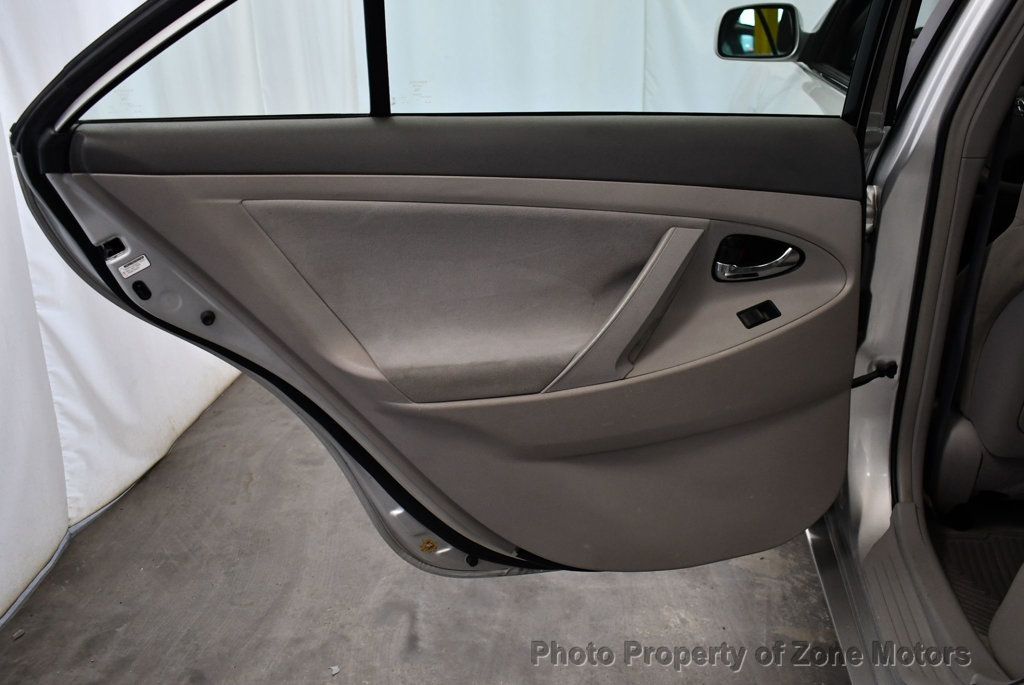 2008 Toyota Camry LE photo 31