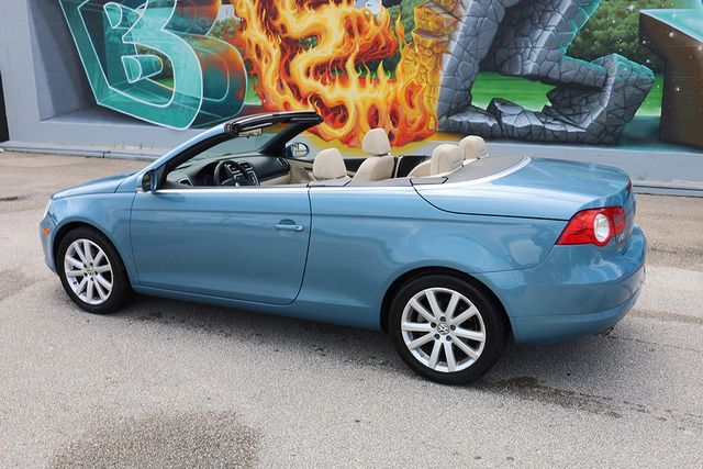 2008 Volkswagen Eos 2dr Convertible DSG Turbo - 23078356 - 17