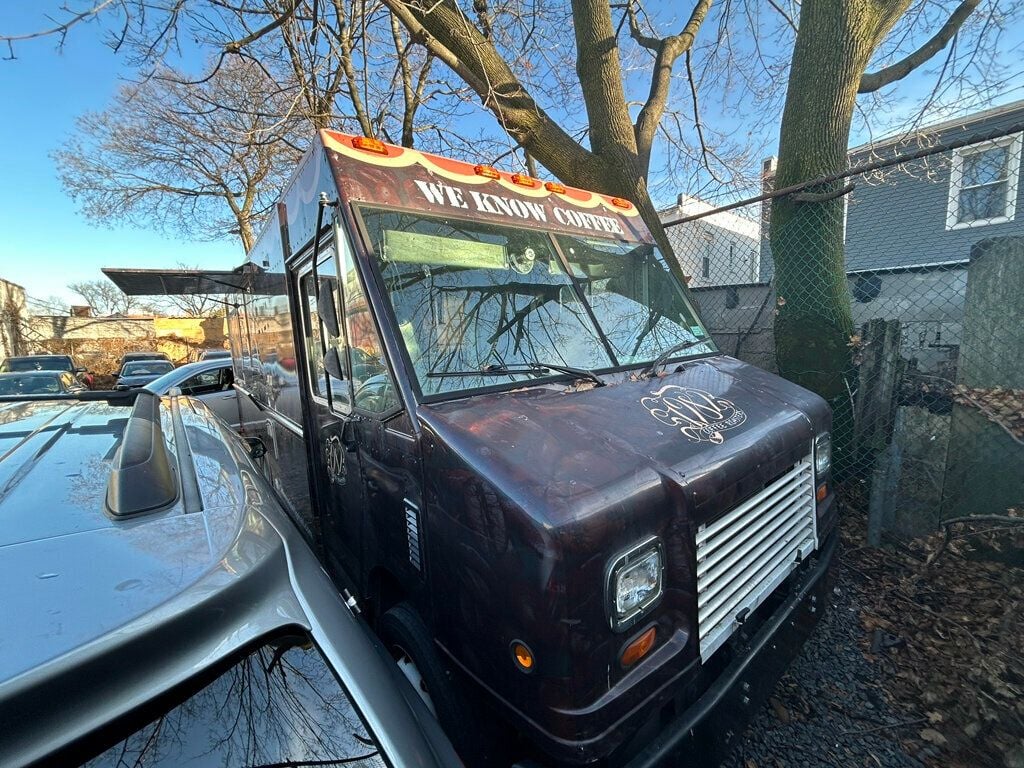 2008 Workhorse FULLY EQUIPPED FOOD TRUCK 20 FOOT BOX WITH SIDE WINDOW - 22715258 - 1