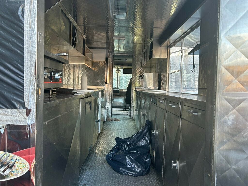 2008 Workhorse FULLY EQUIPPED FOOD TRUCK 20 FOOT BOX WITH SIDE WINDOW - 22715258 - 25