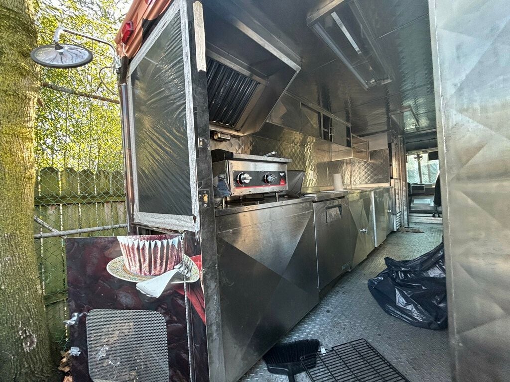 2008 Workhorse FULLY EQUIPPED FOOD TRUCK 20 FOOT BOX WITH SIDE WINDOW - 22715258 - 26