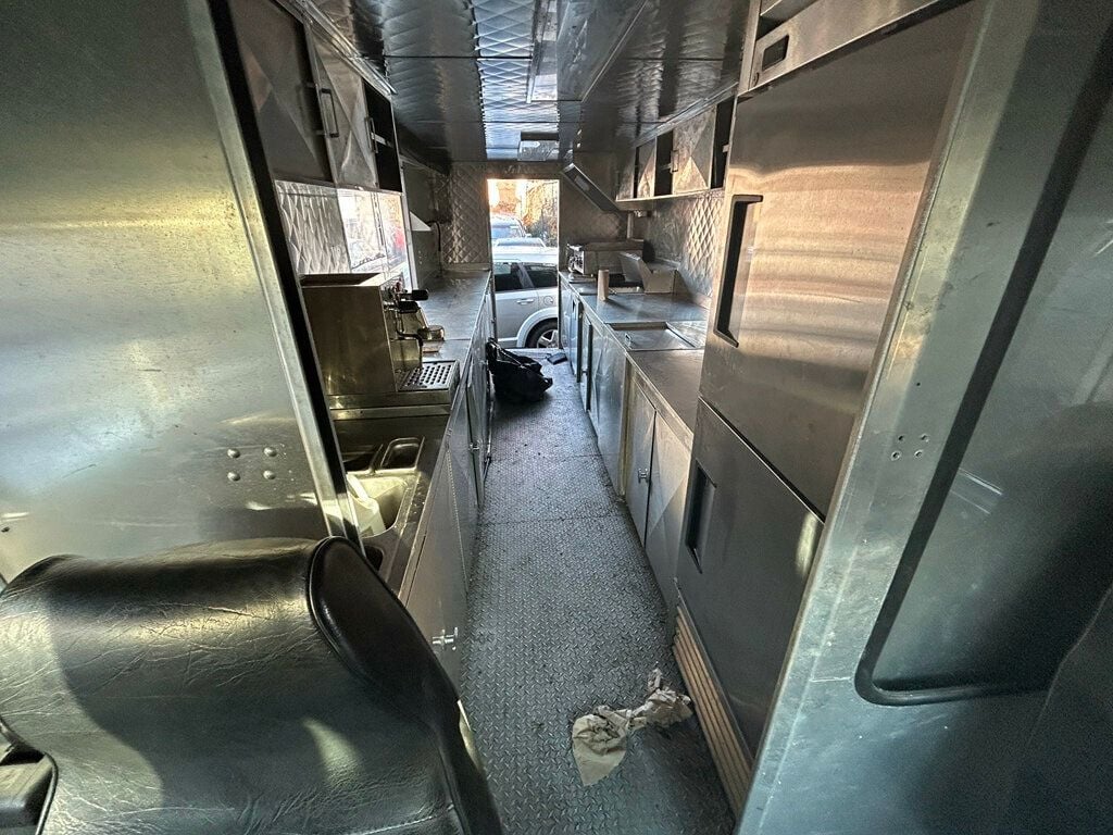 2008 Workhorse FULLY EQUIPPED FOOD TRUCK 20 FOOT BOX WITH SIDE WINDOW - 22715258 - 5