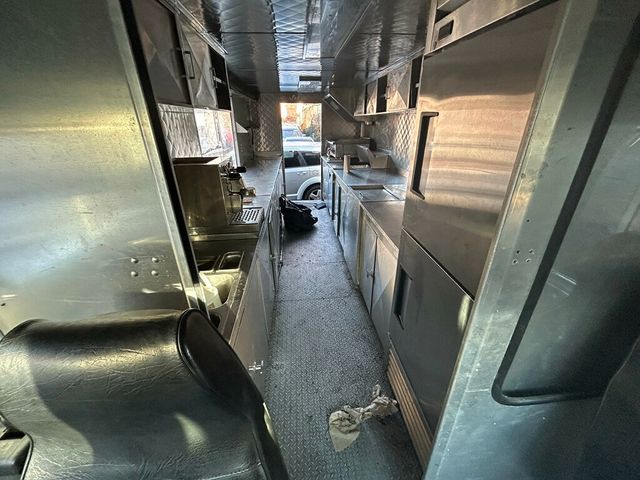2008 Workhorse FULLY EQUIPPED FOOD TRUCK 20 FOOT BOX WITH SIDE WINDOW - 22715258 - 5