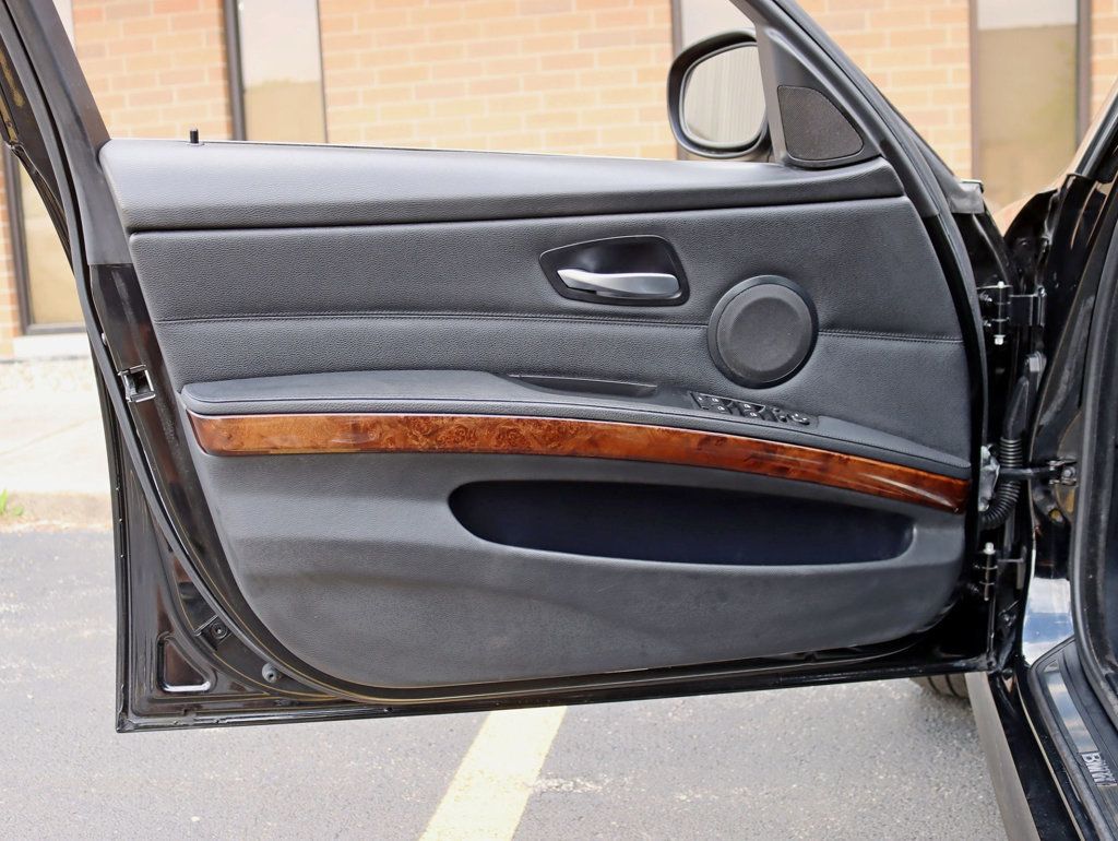 2009 BMW 3 Series 335i xDrive - 22847834 - 24